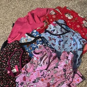 6 sets up scrubs tops are 2x pants 2x petite, can sell all it split up.